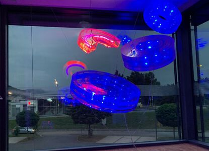  Lichtkreise, die durch den Glaskubus des Kronacher Kunstvereins schweben