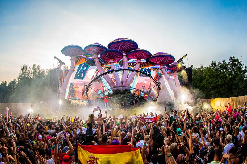 Tomorrowland zeichnet sich durch seine ausgefallene „Märchenland“-Gestaltung der Bühnen und des Geländes aus. (Foto: Tomorrowland)