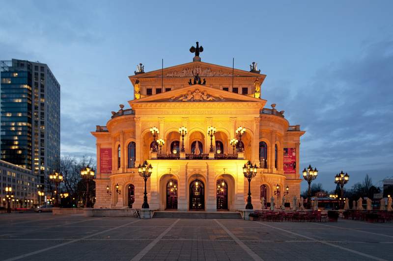 Ein Wahrzeichen Frankfurts: die Alte Oper auf dem Opernplatz.