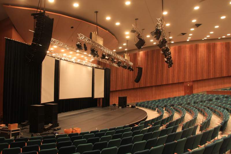 Das Auditorium im HKW Berlin bietet ausreichend Platz.