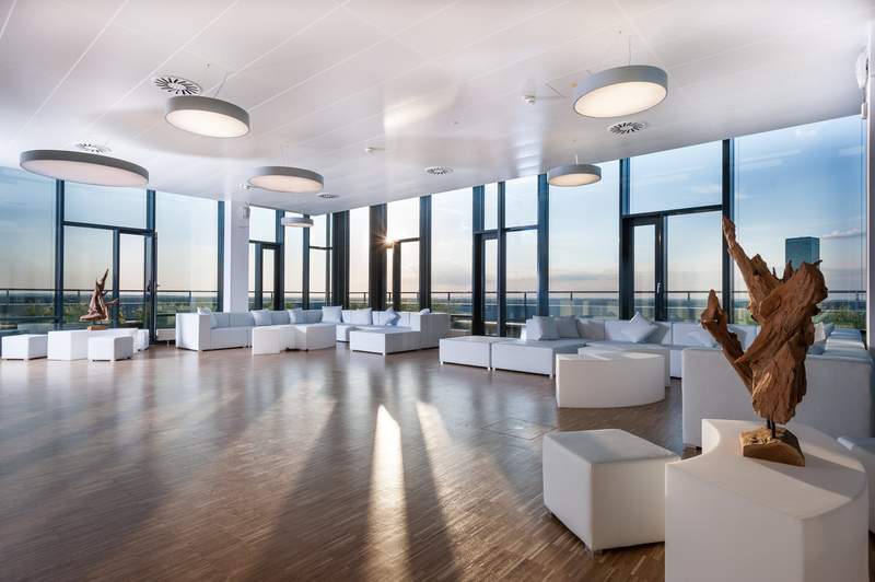 In der Panorama-Lounge kann man einen wundervollen Blick über die Dächer von München genießen.