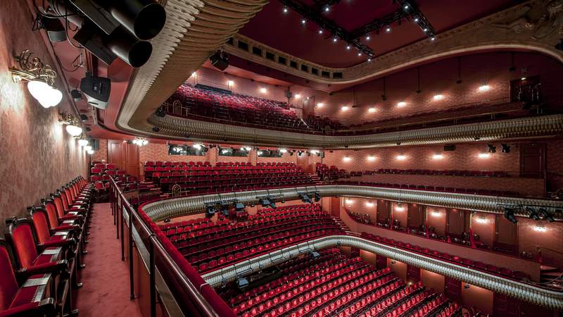 Der prunkvolle Theatersaal mit 1.600 Plätzen gilt auch akkustisch als hervorragend.