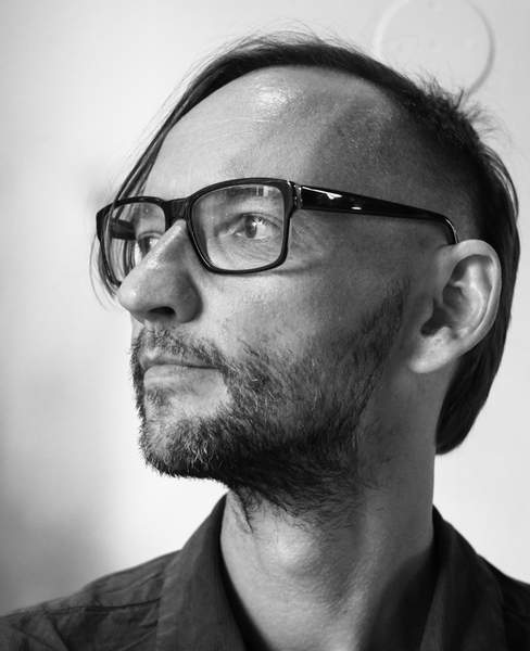 Jörg Schuchardt ist Bühnenbildner, Lichtgestalter und Beleuchtungsmeister