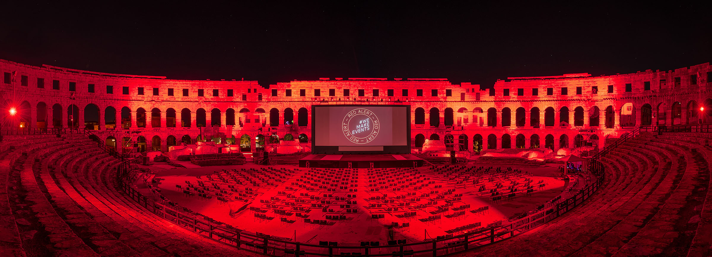 Die Pula Arena in Kroatien wurde am Abend des 01. September 2020 für die #WeMakeEvents-Kampagne rot erleuchtet. (Fotos: Loris Zupanc)
